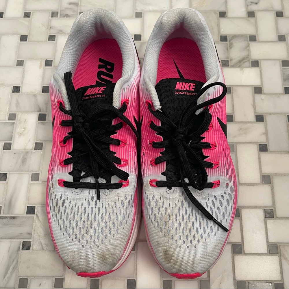 Nike Women’s Nike Running Shoes. Size 9.